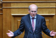 Ο-Κωστής-Χατζηδάκης-«στριμώχνει»-την-αντιπολίτευση-με-ατάκα-του-Δημήτρη-Κουτσούμπα:-«Αυτοί-είστε»