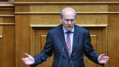 Ο-Κωστής-Χατζηδάκης-«στριμώχνει»-την-αντιπολίτευση-με-ατάκα-του-Δημήτρη-Κουτσούμπα:-«Αυτοί-είστε»