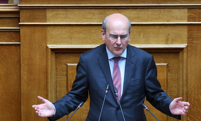 Ο-Κωστής-Χατζηδάκης-«στριμώχνει»-την-αντιπολίτευση-με-ατάκα-του-Δημήτρη-Κουτσούμπα:-«Αυτοί-είστε»