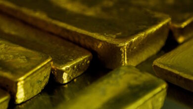 Γλυφάδα:-Αετονύχηδες-«βούτηξαν»-από-59χρονο-2.500-ευρώ-και-ράβδους-χρυσού-τυλιγμένες-σε-αλουμινόχαρτο-–-Η-απάτη-που-οδήγησε-στη-σύλληψη