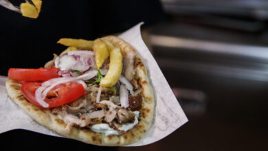 Σουβλάκι-έως-5-ευρώ:-Από-φθηνή-λύση-είδος-πολυτελείας-–-Πώς-υπερδιπλασιάστηκε-η-τιμή-του-σε-6-χρόνια