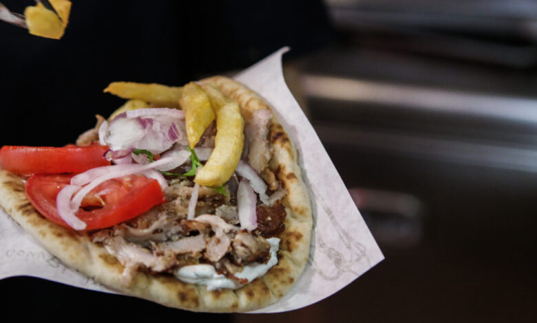 Σουβλάκι-έως-5-ευρώ:-Από-φθηνή-λύση-είδος-πολυτελείας-–-Πώς-υπερδιπλασιάστηκε-η-τιμή-του-σε-6-χρόνια