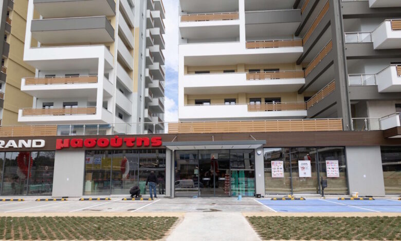 Μασούτης:-Το-νέο-grand-Μασούτης-στο-οικιστικό-project-στις-Τρεις-Γέφυρες-και-η-αλλαγή-μεγέθους-μετά-την-ενσωμάτωση-της-Κρητικός