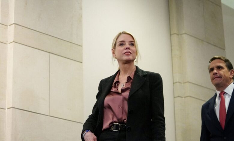 «Ήρθε-η-ώρα»:-Πώς-ο-Ντόναλντ-Τραμπ-«τελείωσε»-την-Παμ-Μπόντι,-όλο-το-παρασκήνιο