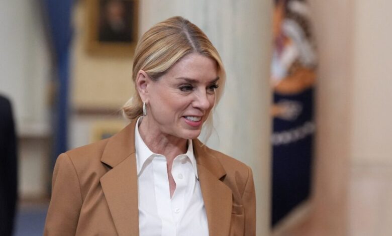 Με-τρεις-λέξεις-ο-Τραμπ-«τελείωσε»-την-Μπόντι:-Ήθελε-κομψή-έξοδο,-αλλά-εκείνος-την-πρόλαβε