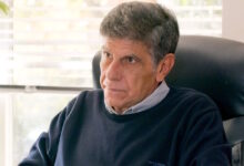 Σούπερ-Ήρωες-–-πρώτα-επεισόδια:-Ο-Βασίλης-ανακοινώνει-στους-υπαλλήλους-του-ότι-ο-νέος-διευθυντής-του-μαγαζιού-είναι-ο-γιος-του