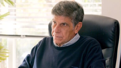 Σούπερ-Ήρωες-–-πρώτα-επεισόδια:-Ο-Βασίλης-ανακοινώνει-στους-υπαλλήλους-του-ότι-ο-νέος-διευθυντής-του-μαγαζιού-είναι-ο-γιος-του