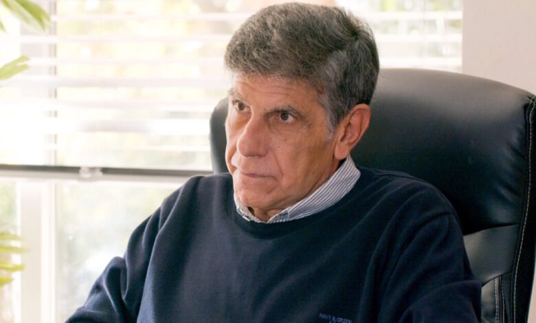 Σούπερ-Ήρωες-–-πρώτα-επεισόδια:-Ο-Βασίλης-ανακοινώνει-στους-υπαλλήλους-του-ότι-ο-νέος-διευθυντής-του-μαγαζιού-είναι-ο-γιος-του