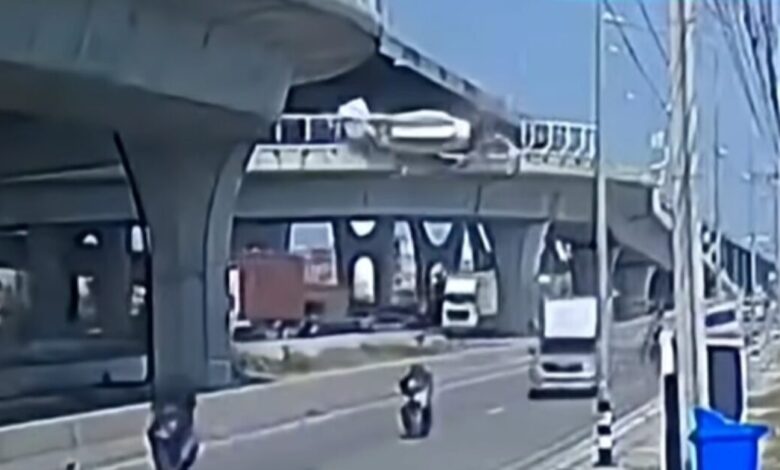 Ταϊλάνδη:-Σοκαριστικό-βίντεο-από-τροχαίο-με-μπετονιέρα-να-πέφτει-από-γέφυρα-πάνω-σε-άλλα-αυτοκίνητα