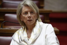 Ακρίτα-για-Τσίπρα:-Είναι-φάουλ-που-ζητάει-από-βουλευτές-που-θέλουν-να-τον-ακολουθήσουν,-να-παραιτηθούν