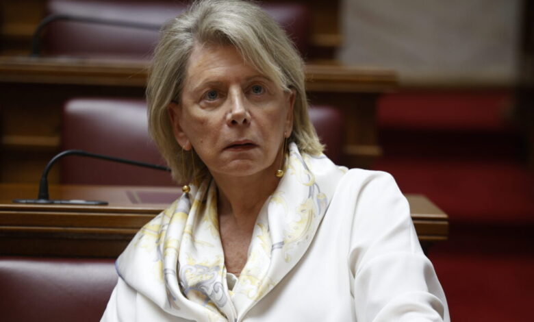 Ακρίτα-για-Τσίπρα:-Είναι-φάουλ-που-ζητάει-από-βουλευτές-που-θέλουν-να-τον-ακολουθήσουν,-να-παραιτηθούν