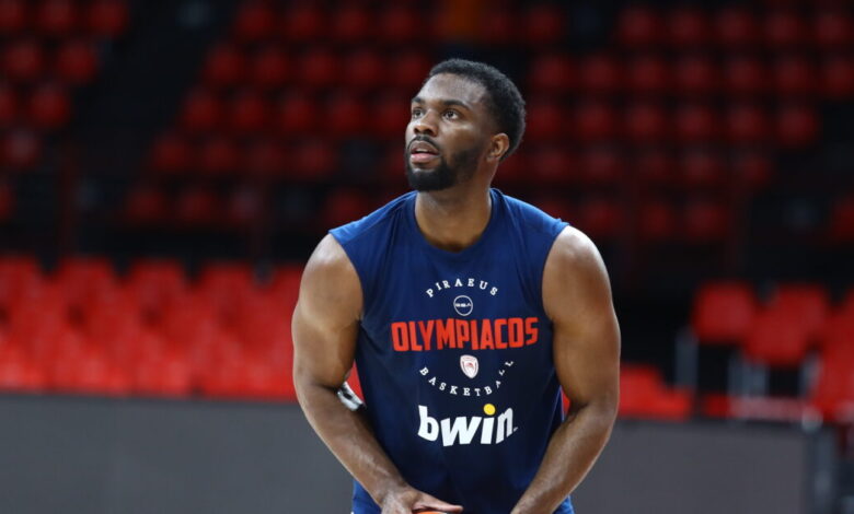 Ο-Κίναν-Έβανς-επέστρεψε-στην-Ελλάδα-και-έκανε-έκπληξη-στους-συμπαίκτες-του-στον-Ολυμπιακό