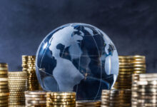 Η-παγκόσμια-οικονομία-υπό-πίεση:-Ο-πόλεμος-στη-Μέση-Ανατολή-εκτοξεύει-πληθωρισμό-και-αποδόσεις-κρατικών-ομολόγων