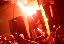 ΑΕΚ:-«Τρέλα»-οπαδών-στη-Νέα-Φιλαδέλφεια-στην-υποδοχή-του-πούλμαν,-«να-τοι-οι-πρωταθλητές»-και-καπνογόνο-από-τον-Κοϊτά