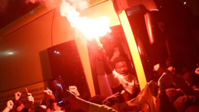 ΑΕΚ:-«Τρέλα»-οπαδών-στη-Νέα-Φιλαδέλφεια-στην-υποδοχή-του-πούλμαν,-«να-τοι-οι-πρωταθλητές»-και-καπνογόνο-από-τον-Κοϊτά