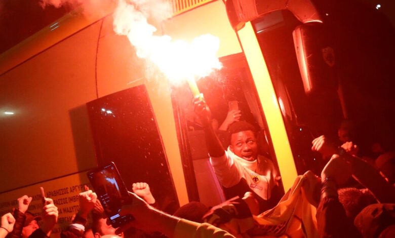 ΑΕΚ:-«Τρέλα»-οπαδών-στη-Νέα-Φιλαδέλφεια-στην-υποδοχή-του-πούλμαν,-«να-τοι-οι-πρωταθλητές»-και-καπνογόνο-από-τον-Κοϊτά