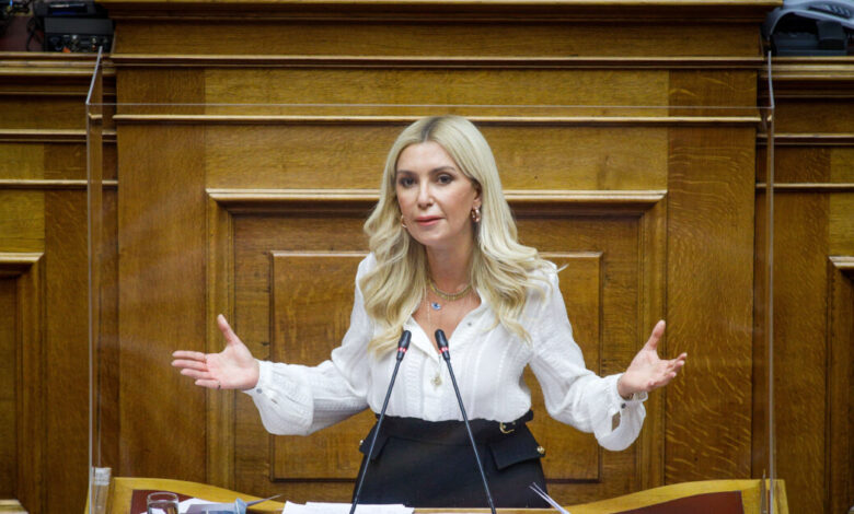 Οι-διάλογοι-«φωτιά»-της-Φωτεινής-Αραμπατζή-για-τον-ΟΠΕΚΕΠΕ:-«Πότε-θα-τον-πληρώσουμε;-Δεν-έχω-μούτρα-να-τον-αντικρίσω»