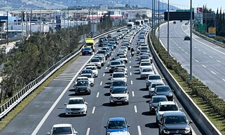 Καραμπόλα-5-οχημάτων-στην-Αττική-Οδό-–-Ένας-ελαφρά-τραυματίας