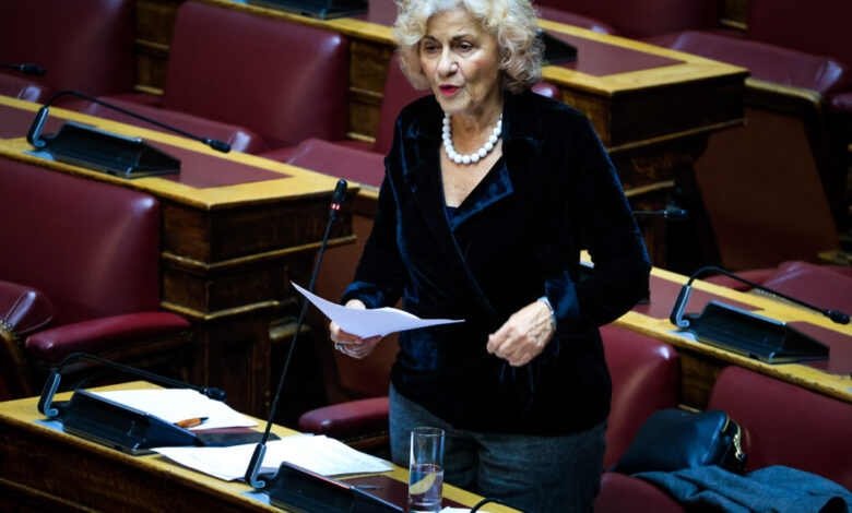 Θεανώ-Φωτίου:-Συλλυπητήρια-από-όλες-τις-πτέρυγες-της-Βουλής-στη-βουλευτή-της-Νέας-Αριστεράς-για-τον-θάνατο-του-48χρονου-γιου-της