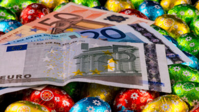 Αμοιβές-για-τις-αργίες-του-Πάσχα:-Πώς-υπολογίζονται-ημερομίσθιο-και-μηνιαίος-μισθός