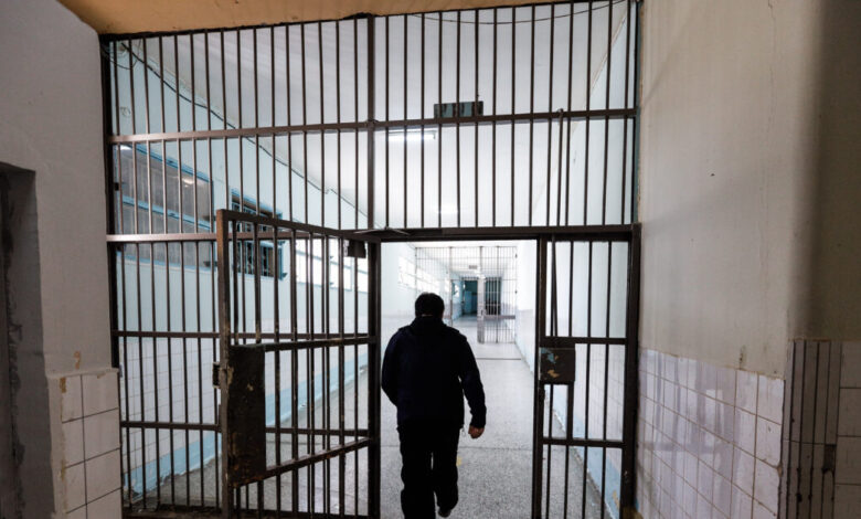 Συνελήφθη-36χρονη-που-έκρυψε-ναρκωτικά-στα-γεννητικά-της-όργανα-για-να-τα-περάσει-στον-ισοβίτη-φίλο-της