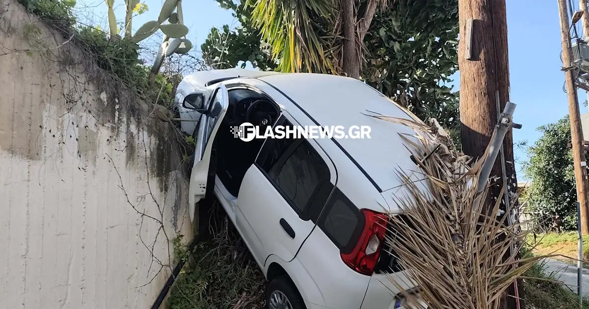 Χανιά:-Τροχαίο-με-αυτοκίνητο-να-«σκαρφαλώνει»-κάθετα-σε-τοίχο,-φωτογραφίες