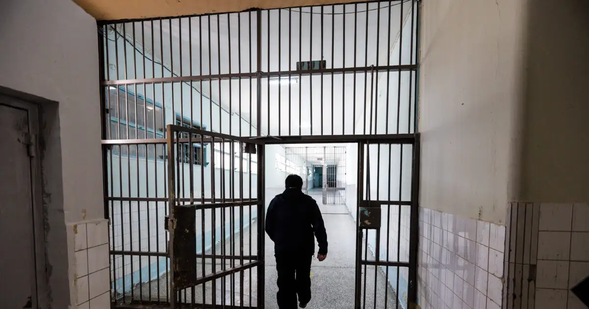 Συνελήφθη-36χρονη-που-έκρυψε-ναρκωτικά-στα-γεννητικά-της-όργανα-για-να-τα-περάσει-στον-ισοβίτη-φίλο-της