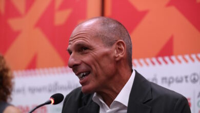 Ο-Γιάνης-Βαρουφάκης-στη-Μόσχα-χορεύει-techno-κομμάτι-με-το-όνομά-του