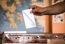 Δημοσκόπηση-alco:-Στο-11,8%-«ψαλιδίστηκε»-το-προβάδισμα-της-ΝΔ-λόγω-ΟΠΕΠΕΚΕ,-18,6%-αναποφάσιστοι,-το-15%-βλέπει-θετικά-το-κόμμα-Καρυστιανού