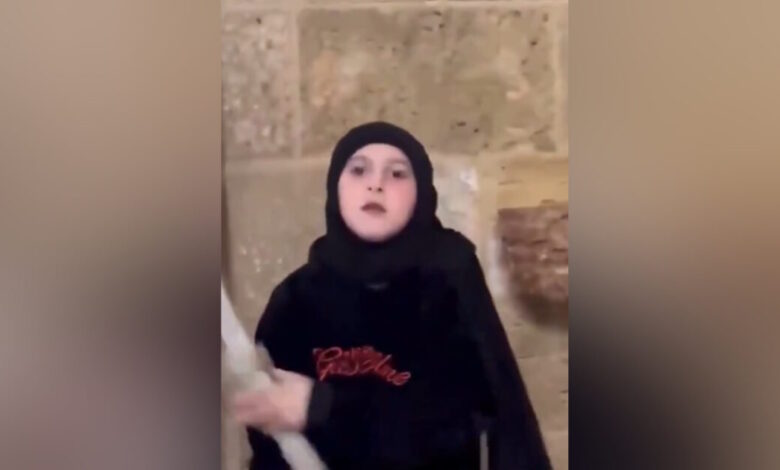 Λίβανος:-Μικρή-μουσουλμάνα-χτυπά-καμπάνα-εκκλησίας-και-στέλνει-μήνυμα-συμπαράστασης