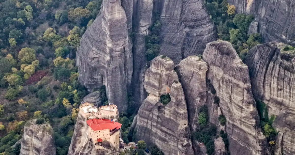 Μετέωρα:-Γυναίκα-έπεσε-από-τα-βράχια-μοναστηριού-και-σκοτώθηκε
