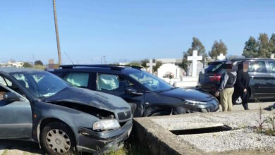 Αγρίνιο:-Τροχαίο-μέσα-στο-νεκροταφείο-μπροστά-στους-τάφους,-φωτογραφίες