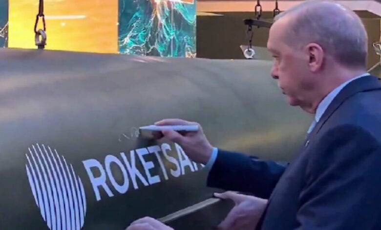 Ερντογάν:-Βίντεο-με-το-νέο-ρεσιτάλ-μεγαλομανίας-του-να-υπογράφει-πάνω-στον-υπερηχητικό-πύραυλο-tayfun-4