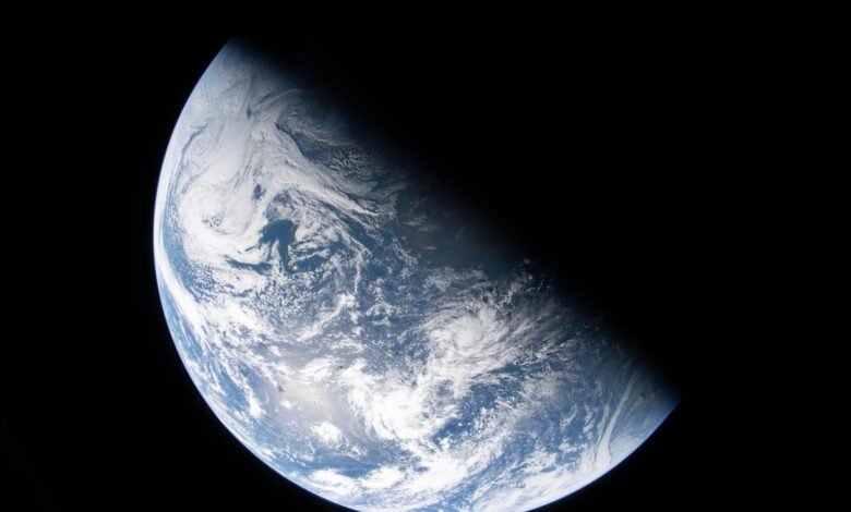 Φωτογραφικές-όψεις-της-Σελήνης-και-της-Γης-από-το-πλήρωμα-του-artemis-ii