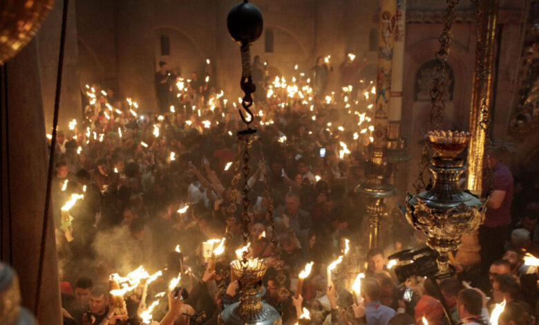 Άγιο-Φως:-Στα-Ιεροσόλυμα-το-πρωί-του-Μεγάλου-Σαββάτου-η-ελληνική-αποστολή,-xωρίς-πιστούς-η-τελετή-αφής