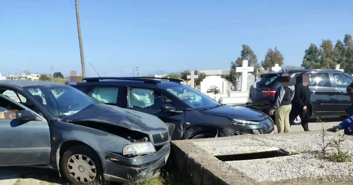 Αγρίνιο:-Τροχαίο-μέσα-στο-νεκροταφείο-μπροστά-στους-τάφους,-φωτογραφίες