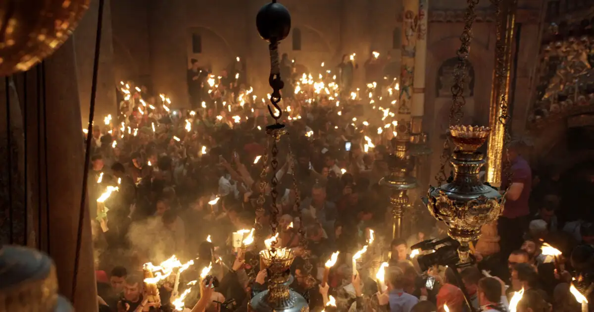 Άγιο-Φως:-Στα-Ιεροσόλυμα-το-πρωί-του-Μεγάλου-Σαββάτου-η-ελληνική-αποστολή,-xωρίς-πιστούς-η-τελετή-αφής