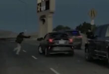 Καλιφόρνια:-Η-στιγμή-που-πράκτορες-της-ice-πυροβολούν-οδηγό-που-προσπάθησε-να-τους-παρασύρει-με-το-αυτοκίνητό-του