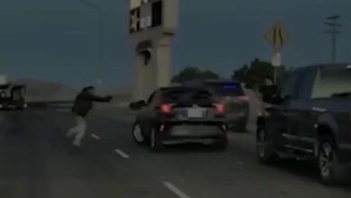 Καλιφόρνια:-Η-στιγμή-που-πράκτορες-της-ice-πυροβολούν-οδηγό-που-προσπάθησε-να-τους-παρασύρει-με-το-αυτοκίνητό-του