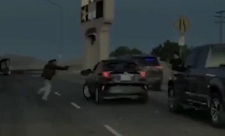 Καλιφόρνια:-Η-στιγμή-που-πράκτορες-της-ice-πυροβολούν-οδηγό-που-προσπάθησε-να-τους-παρασύρει-με-το-αυτοκίνητό-του