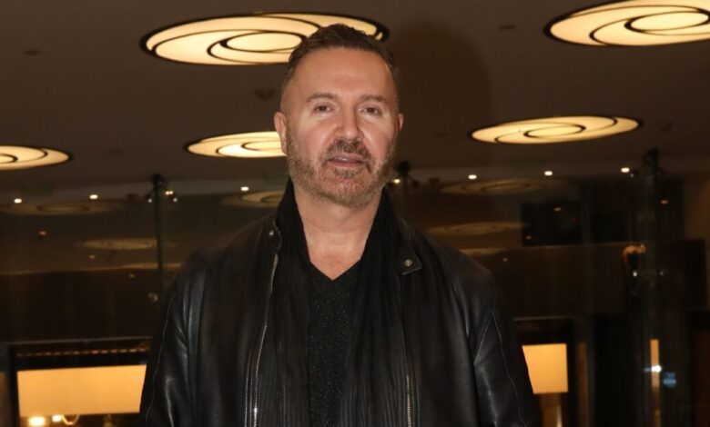 Γιώργος-Βάλαρης:-«Έχασα-τους-γονείς-μου-σε-νεαρή-ηλικία-–-Έκανα-ψυχανάλυση-για-να-το-αντιμετωπίσω»