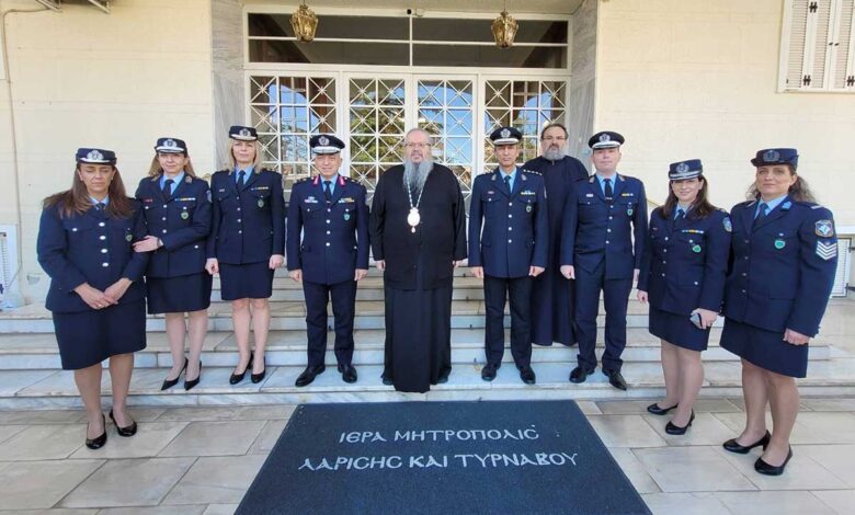 Θεσσαλία:-Αστυνομικοί-πρόσφεραν-τρόφιμα-ενόψει-Πάσχα