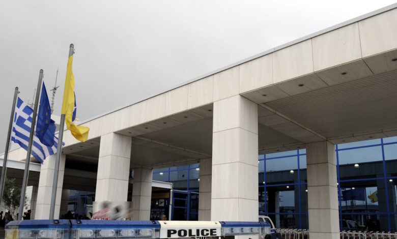 Χειροπέδες-σε-40χρονο-αλλοδαπό-στο-«Ελευθέριος-Βενιζέλος»,-καταζητείτο-με-ευρωπαϊκό-ένταλμα-για-διακίνηση-μεταναστών