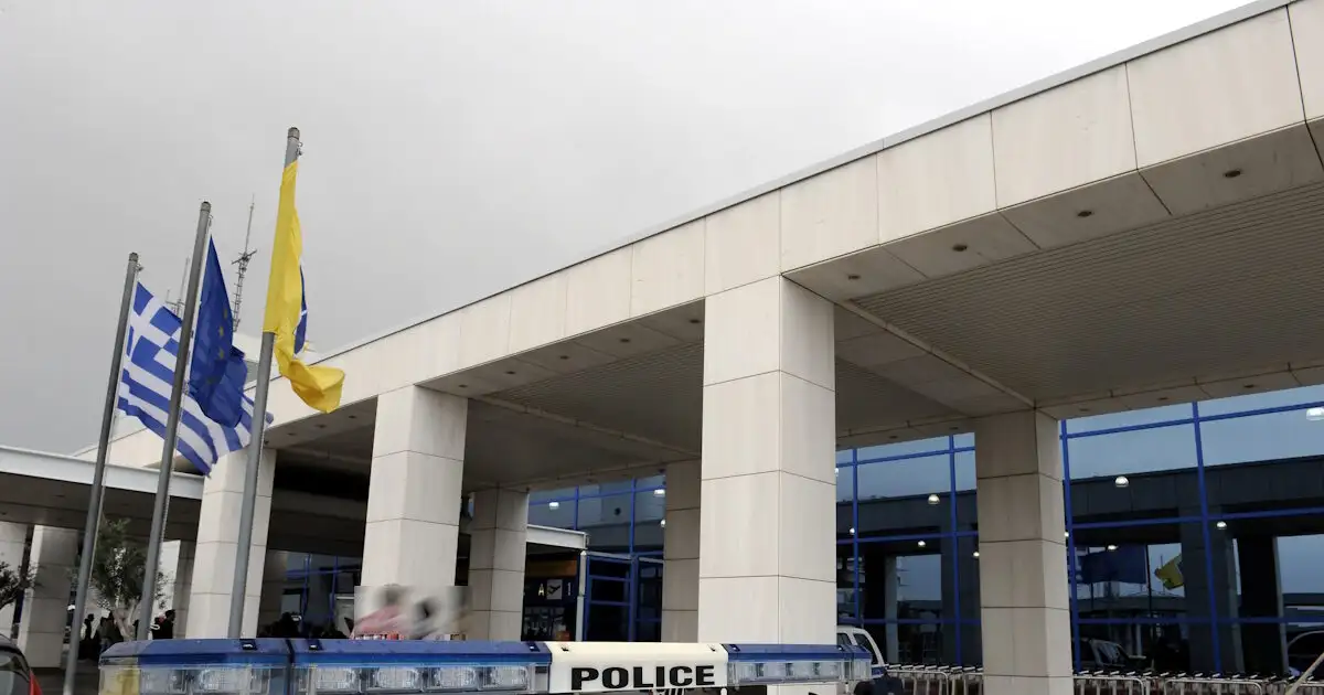 Χειροπέδες-σε-40χρονο-αλλοδαπό-στο-«Ελευθέριος-Βενιζέλος»,-καταζητείτο-με-ευρωπαϊκό-ένταλμα-για-διακίνηση-μεταναστών