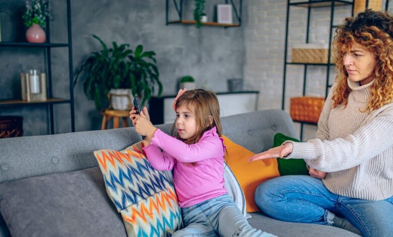 Διεθνής-αντίκτυπος-για-το-ελληνικό-age-ban-στα-social-media-σε-παιδιά,-χιλιάδες-δημοσιεύματα-από-ΗΠΑ-και-Βρετανία-μέχρι-Αυστραλία-και-Ινδία