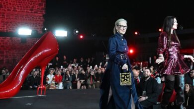 Η-Μέριλ-Στριπ-«καρφώνει»-τη-Μελάνια-Τραμπ-για-το-χακί-μπουφάν-με-το-μήνυμα-«i-really-don’t-care»