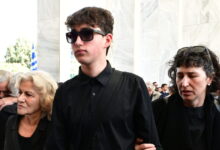 Βασίλης-Ρίζος:-Τελευταίο-αντίο-στον-γιο-της-Θεανώς-Φωτίου-–-Τσίπρας-και-Κακλαμάνης-στην-πολιτική-κηδεία