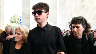 Βασίλης-Ρίζος:-Τελευταίο-αντίο-στον-γιο-της-Θεανώς-Φωτίου-–-Τσίπρας-και-Κακλαμάνης-στην-πολιτική-κηδεία