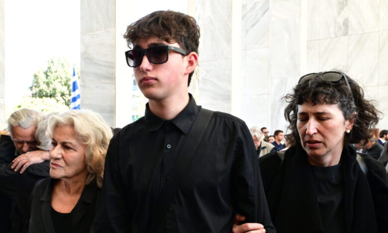 Βασίλης-Ρίζος:-Τελευταίο-αντίο-στον-γιο-της-Θεανώς-Φωτίου-–-Τσίπρας-και-Κακλαμάνης-στην-πολιτική-κηδεία