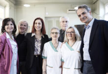 Στο-Γηροκομείο-Αθηνών-ο-Κυριάκος-Μητσοτάκης-και-η-κόρη-του-Σοφία-–-Αντάλλαξαν-δώρα-για-το-Πάσχα-με-τους-ηλικιωμένους